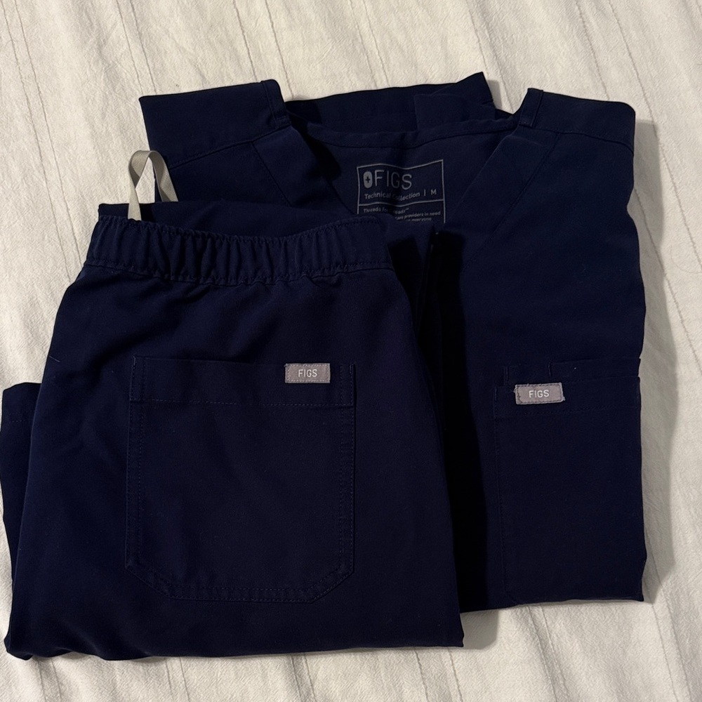 FIGS men’s navy scrub set